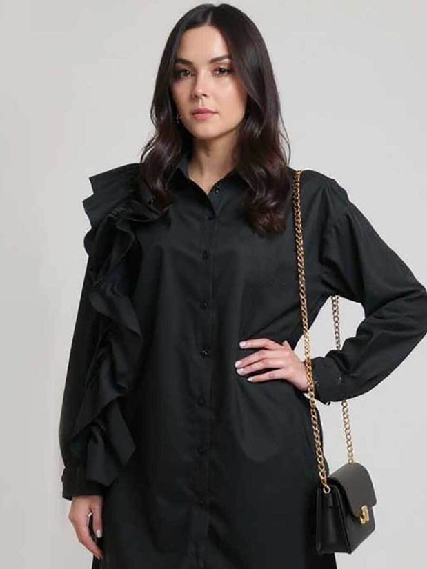 Платье-рубашка с воланом по плечу , черное
