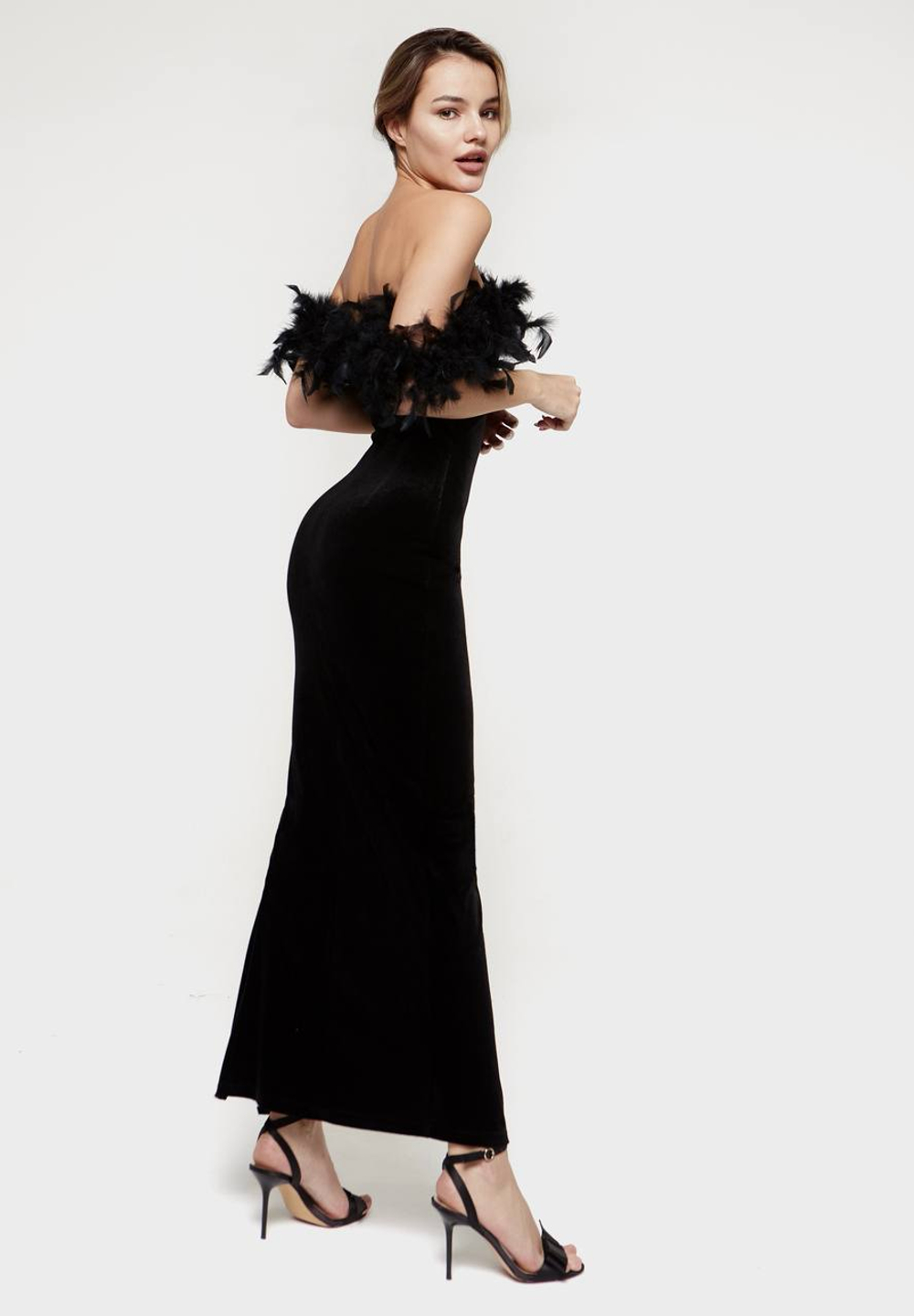 Платье с перьями сверху