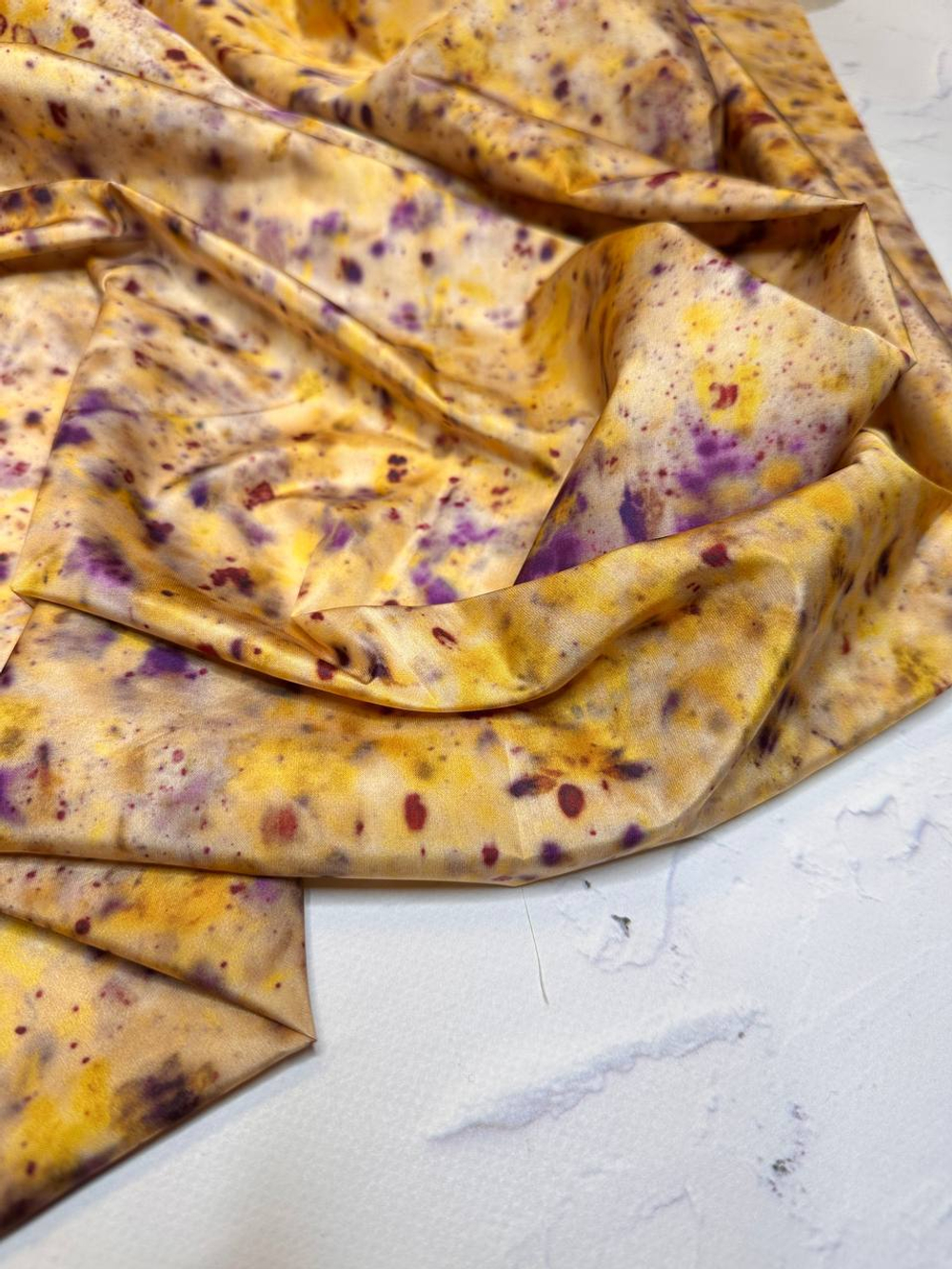 Курточно-плащевая принтованная ткань без пропитки (Altuzarra, 100%полиэстер, Нежно-желтый фон с бежевым/фиолетовые брызги звездного неба, 150, 89 гр/м2)