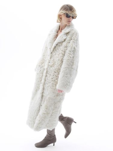 Длинная шуба из овчины в белом цвете