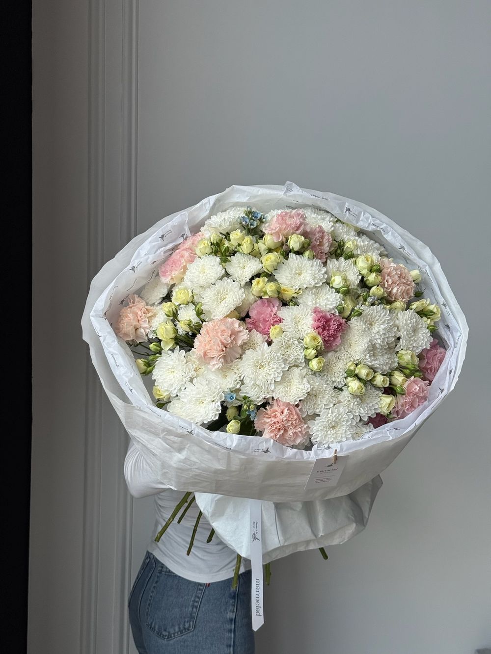 Гранд букет из кустовых роз, лизиантуса и хризантемы