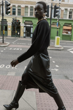 ZARA ДЖЕМПЕР ВЯЗАНЫЙ С БУСИНАМИ НА ВОРОТНИКЕ, ЧЕРНЫЙ