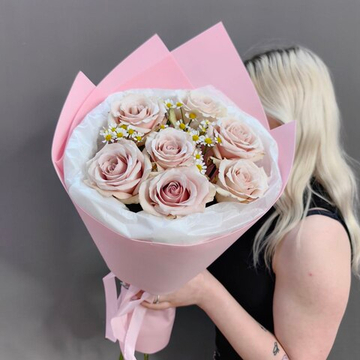 Букет с 7 розами "Quicksand" (Эквадор 60 см) и ромашками