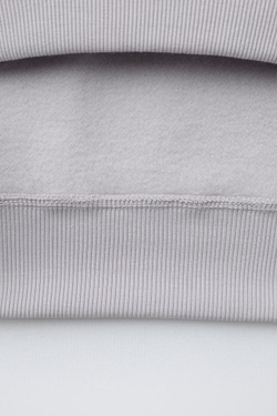 ZARA КОМПЛЕКТ ИЗ ТОЛСТОВКИ И ДЖОГГЕРОВ С ТЕКСТОВЫМ ПАТЧЕМ, ЛИЛОВЫЙ