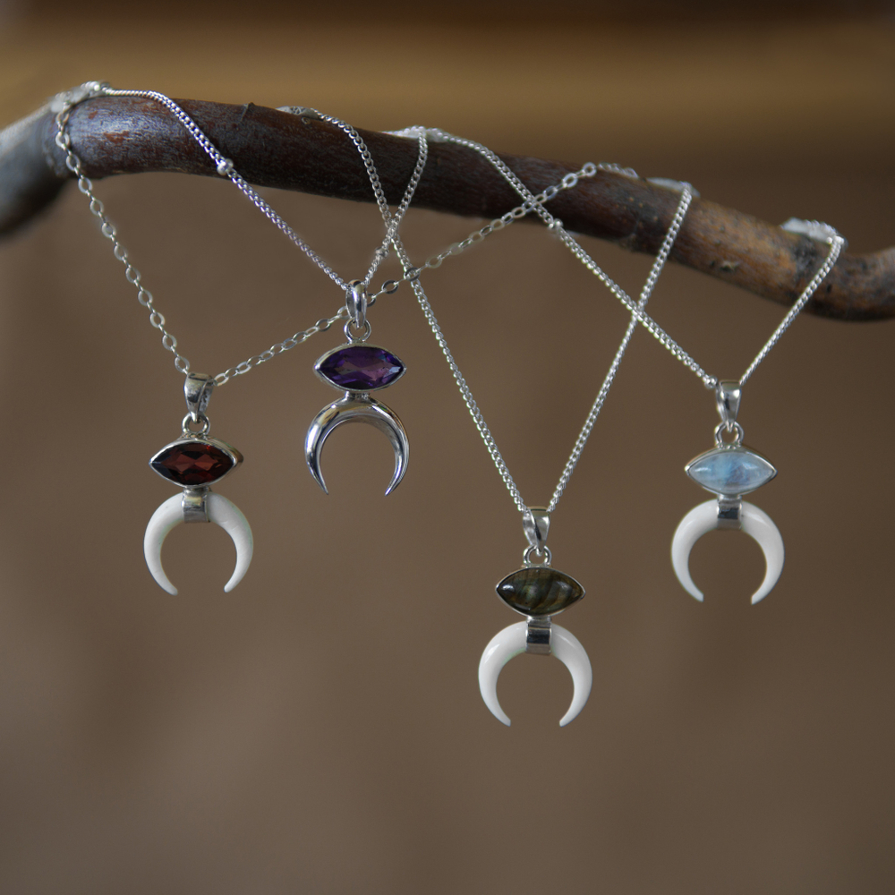 Подвеска ЛУННИЦА, серебро/слоновая кость/гранат