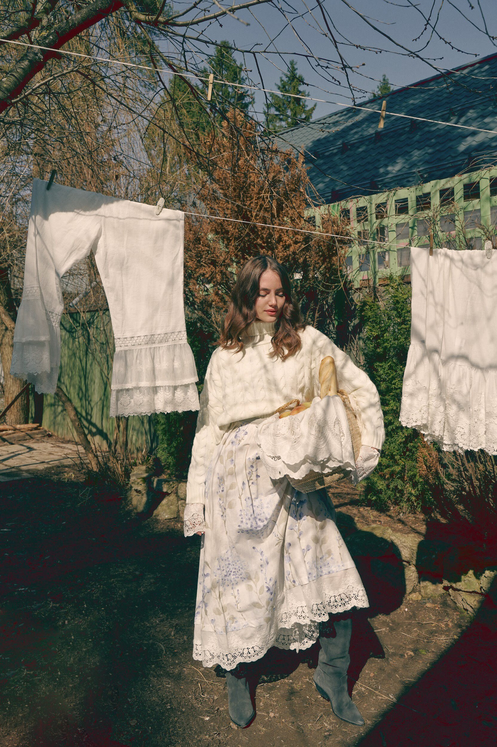 Платье белое с кружевом