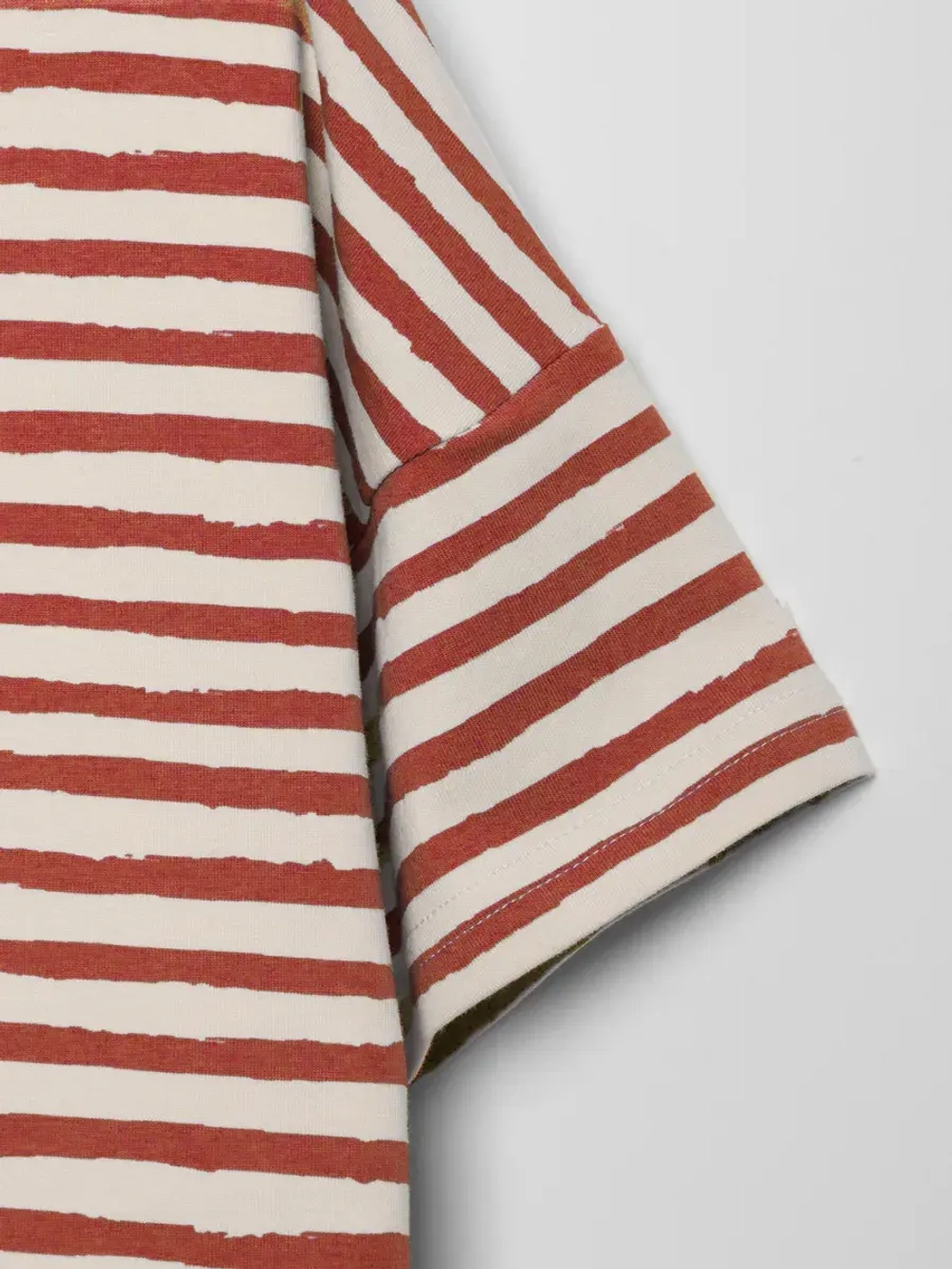 Футболка в коричневую полоску для девочки