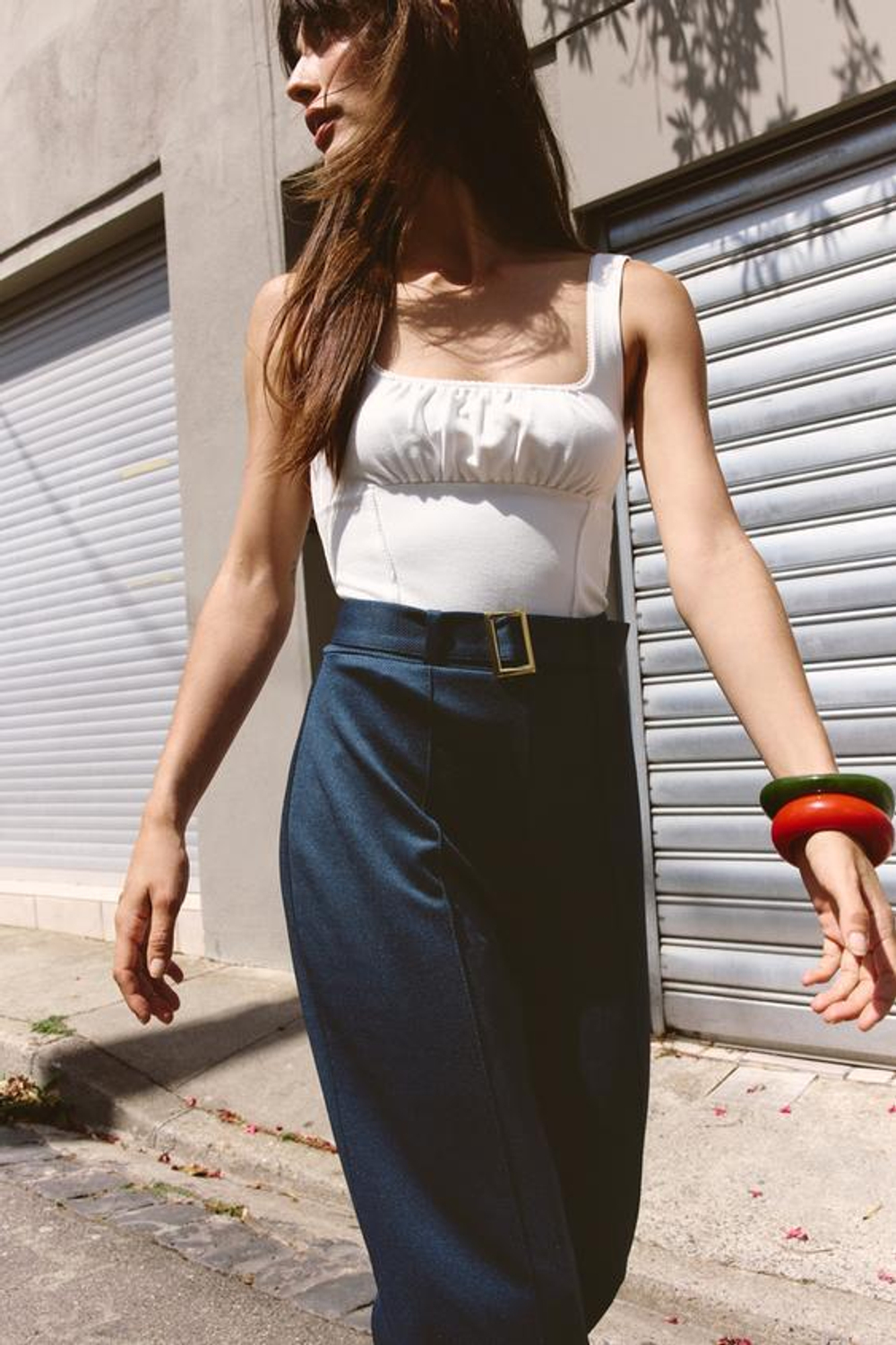 ZARA БРЮКИ ИЗ САРЖИ С ДЕКОРАТИВНОЙ СТРОЧКОЙ И РЕМНЕМ, ИНДИГО