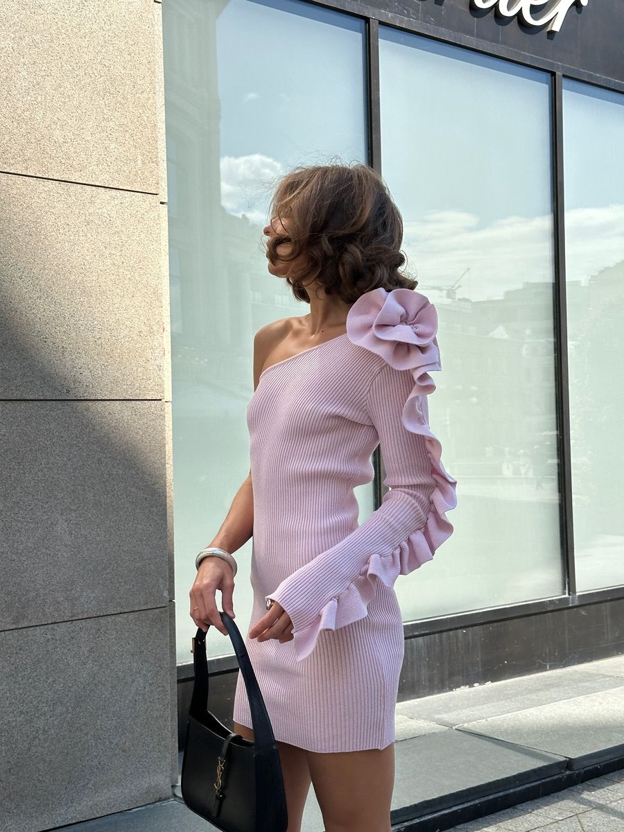 Платье лапша из вискозы с рюшей мини пудровое