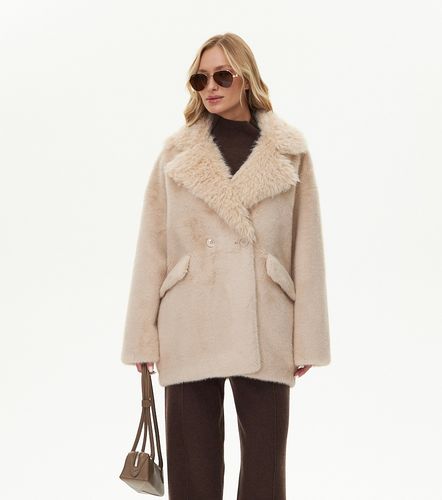 Бежевая шуба из эко-меха с английским воротником