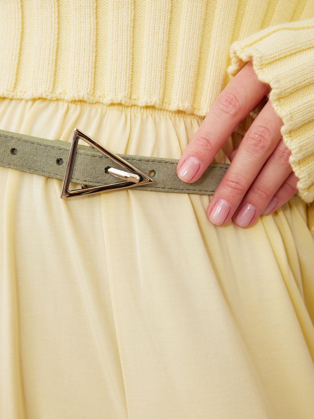 БАЗОВЫЙ ТОНКИЙ РЕМЕНЬ С ТРЕУГОЛЬНОЙ ПРЯЖКОЙ ЗАМША ФИСТАШКОВЫЙ