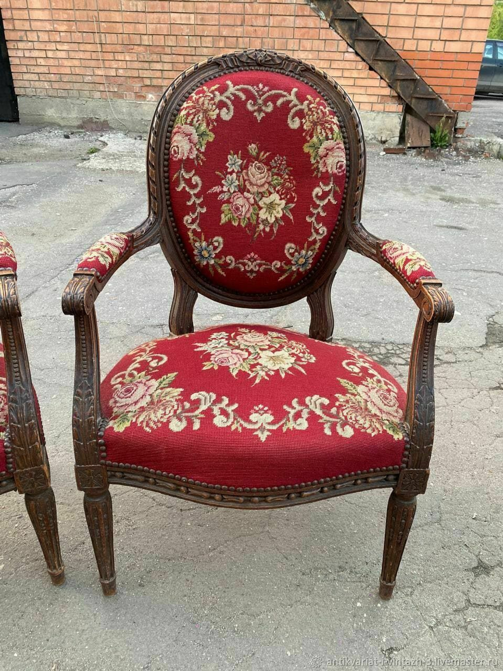 Парные старинные кресла