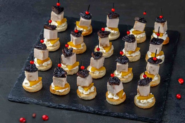 Канапе с куриным филе и черносливом, 20 шт.