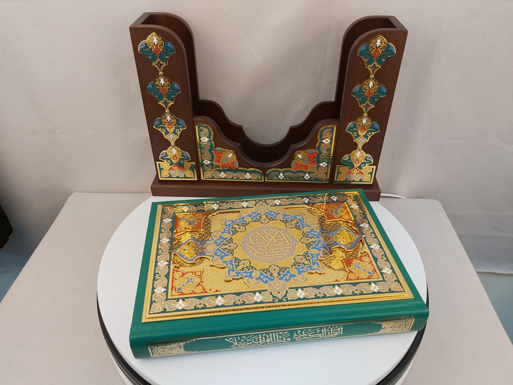 Коран. (Златоуст) на украшенной подставке