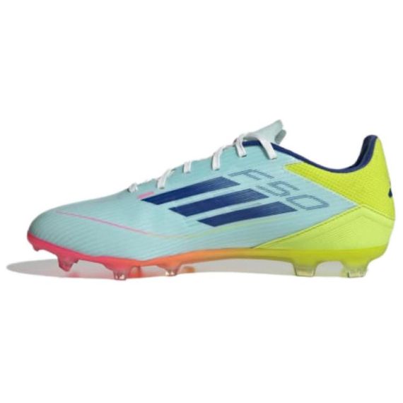 Бутбольные ботинки Adidas F50 - это низкие кроссовки для повседневного использования.