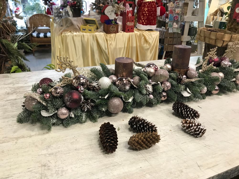 Новогодняя композиция на стол с свечами. и украшениями