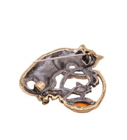 AM-3461 Брошь «Кот с рыбкой» (латунь, янтарь)
