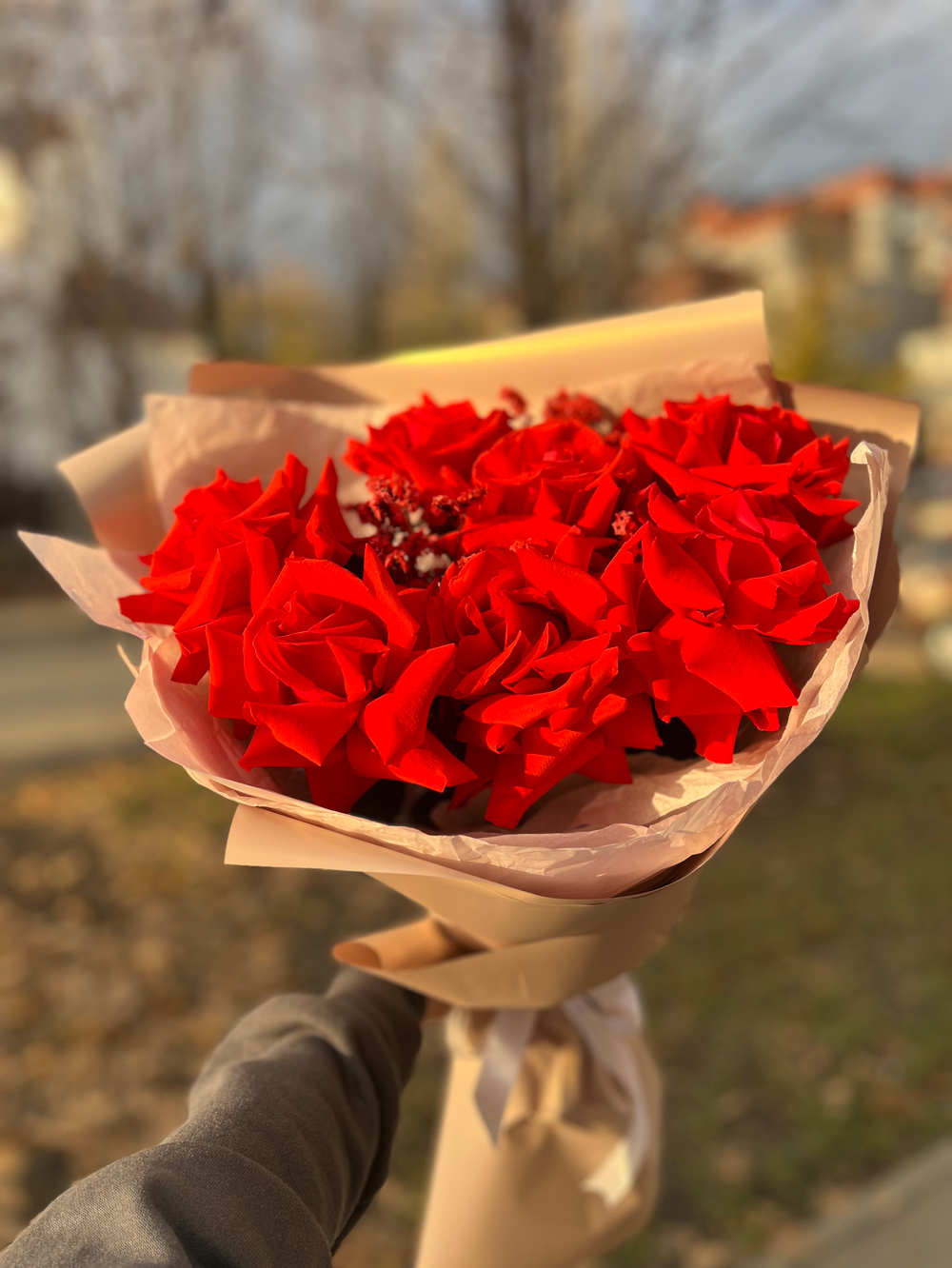 Букет с алыми розами