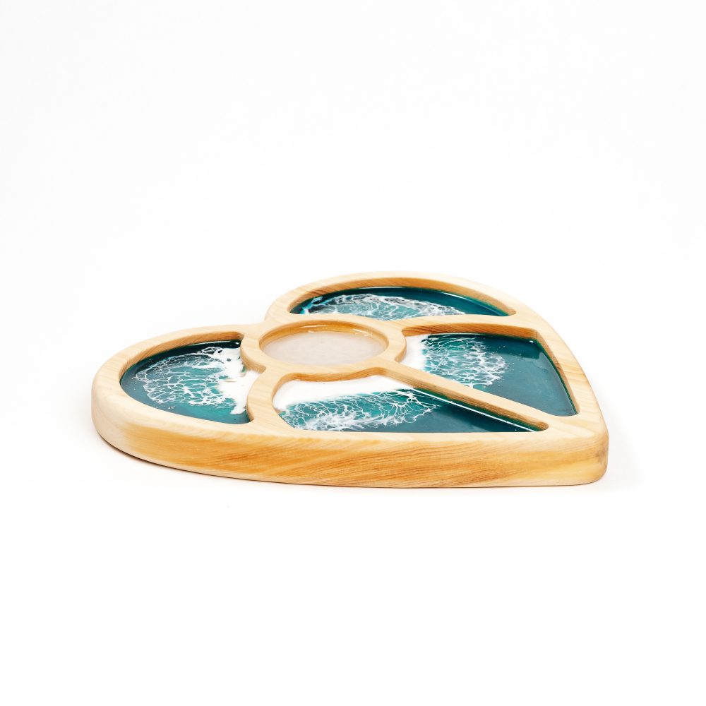 Деревянная менажница из кедра с эпоксидной смолой "Сердце"