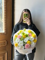 Букет из хелеборуса, хризантемы, нарциссов и диантусов