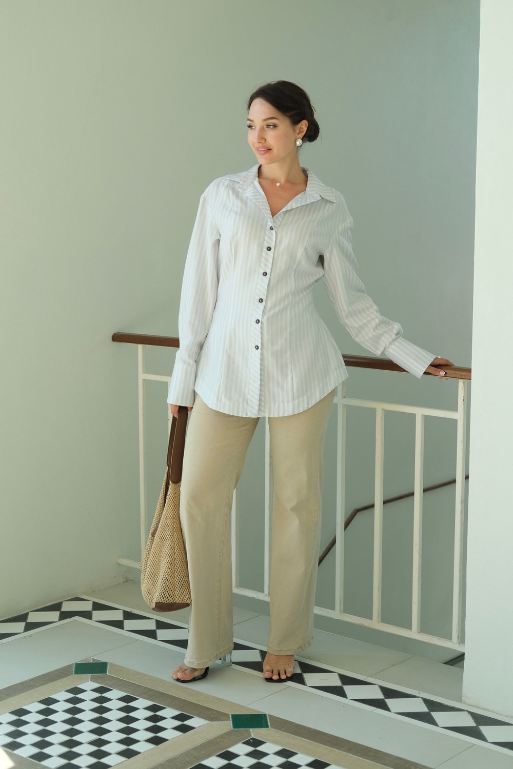 Рубашка со спущенным плечом и шнуровкой