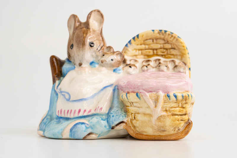 Статуэтка «Мышка Ханка Манка с плетеной коляской»