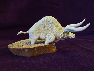 Композиция "Бык водяной", рог лося, бивень мамонта, кость мамонта