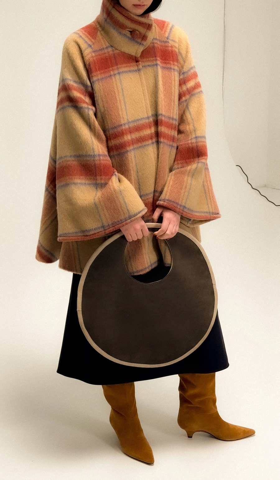 Круглая сумка из замши