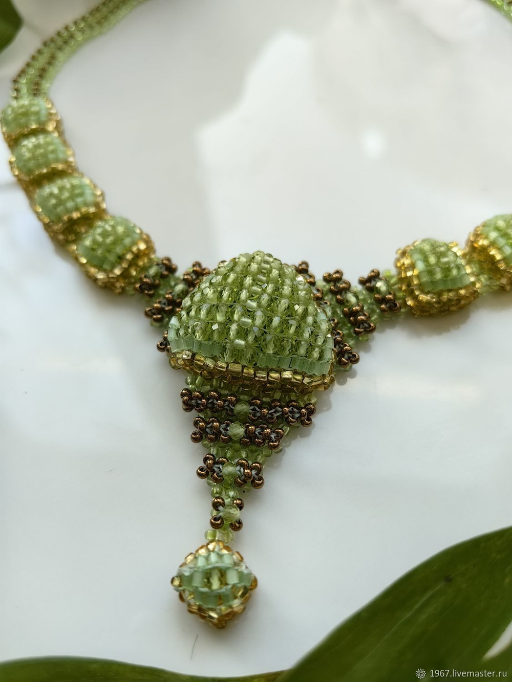 Колье из бисера "Ника" ручной работы с камнем Хризолит