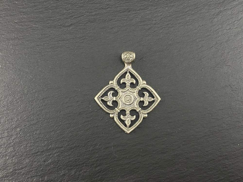 Подвеска. 4 лилии