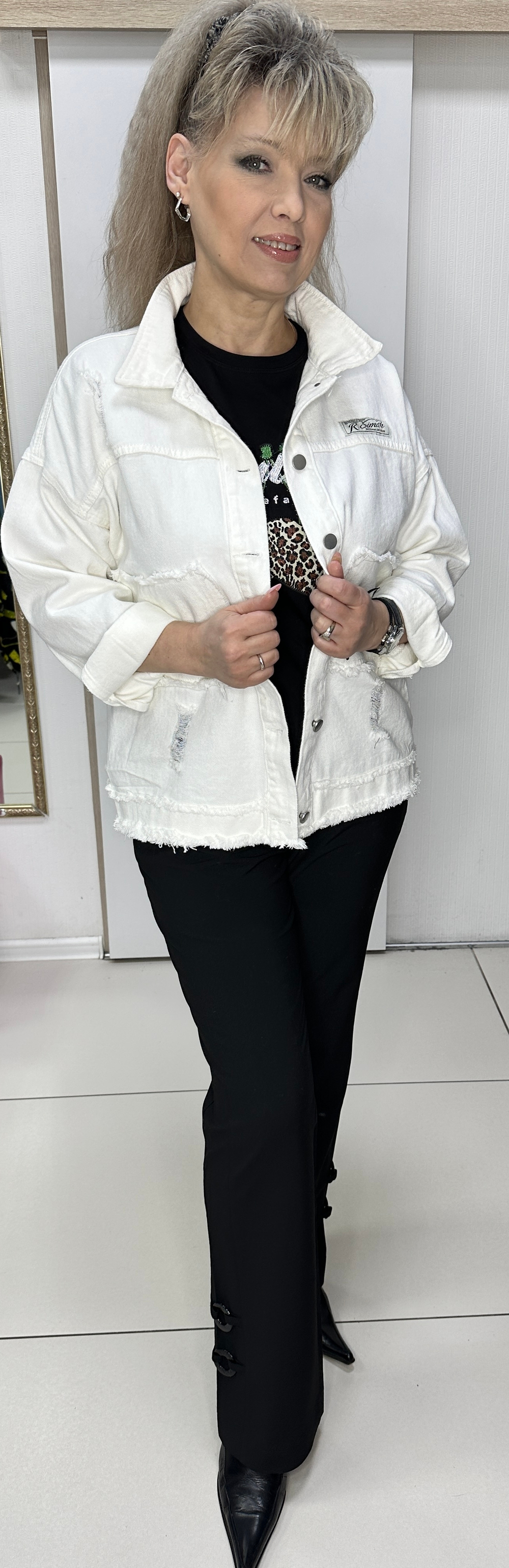 Белый джинсовый бомбер-жакет с рванкой