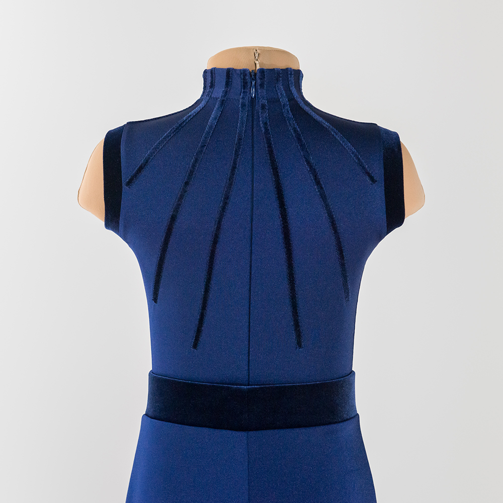 платье с аппликацией