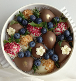 Клубника в шоколаде с ягодами голубики