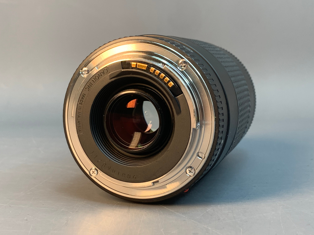 Canon EF 75-300mm 4-5.6 III скол на пластике