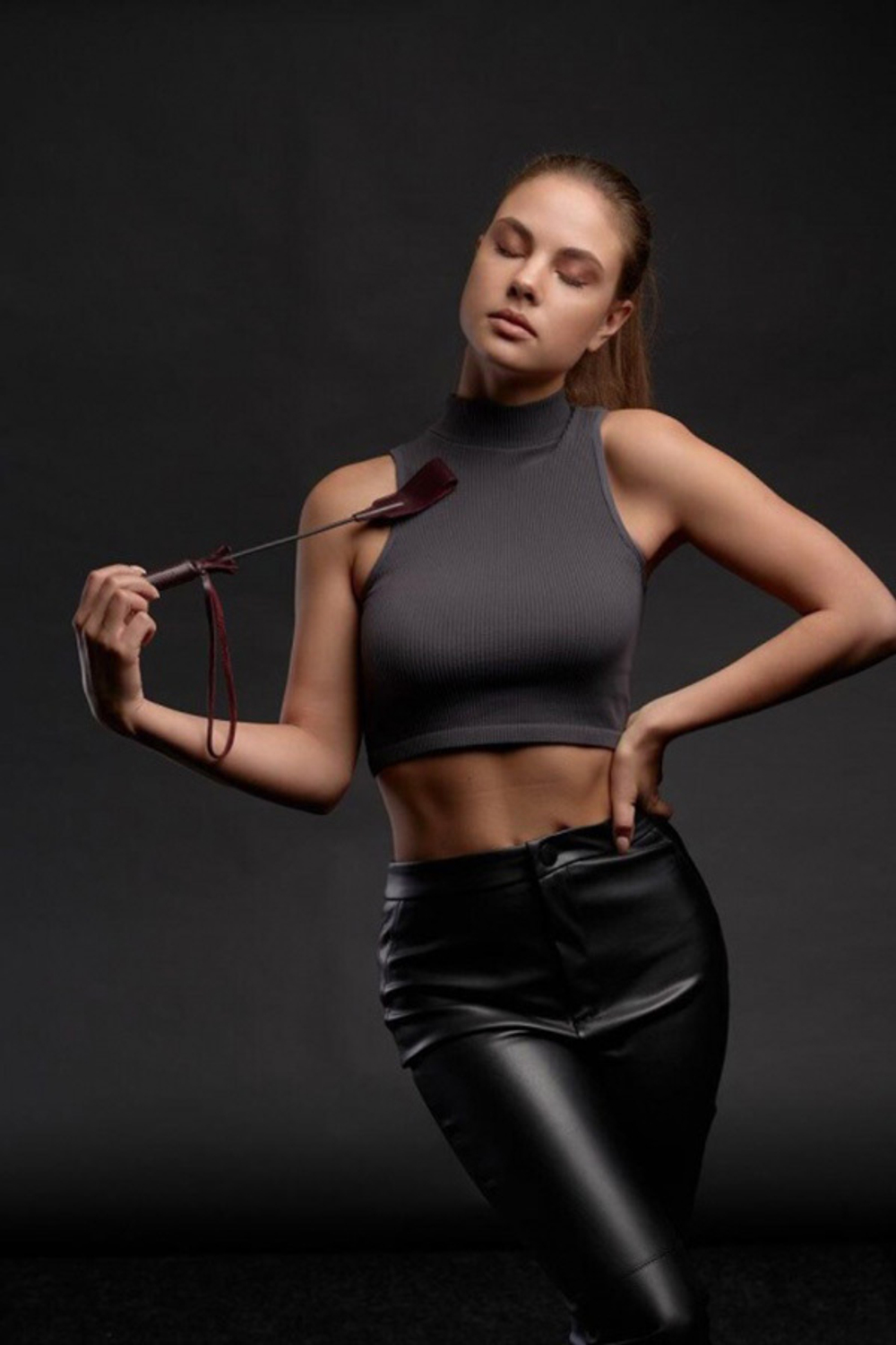 Бордовый кожаный стек 37см с петлёй на ручке БДСМ Арсенал Lady's Arsenal 67014