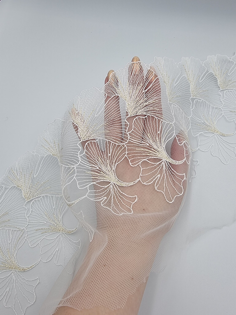 Вышивка на сетке молочный/золото К739 правая