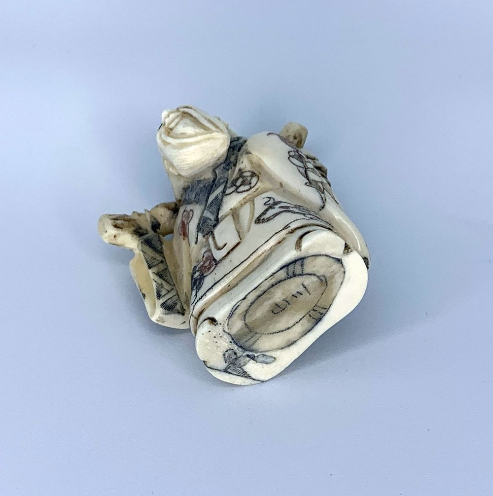 Нэцкэ Монах с кузовом через плечо