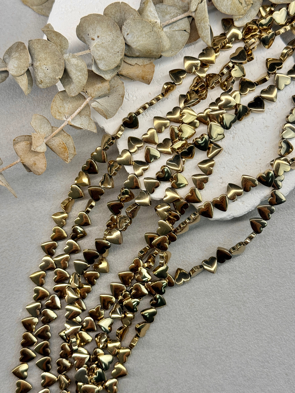 Гематит светлое золото, сердце 8 мм, нить 39 см