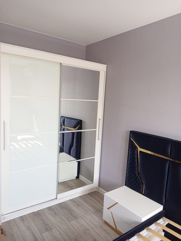 Шкаф-купе зеркало фацет/стекло белое лакобель