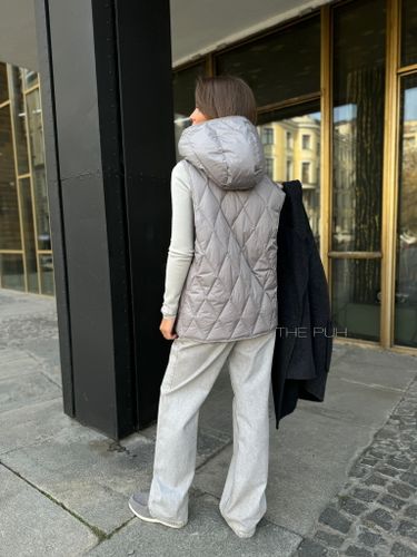 Серый утепленный жилет с капюшоном