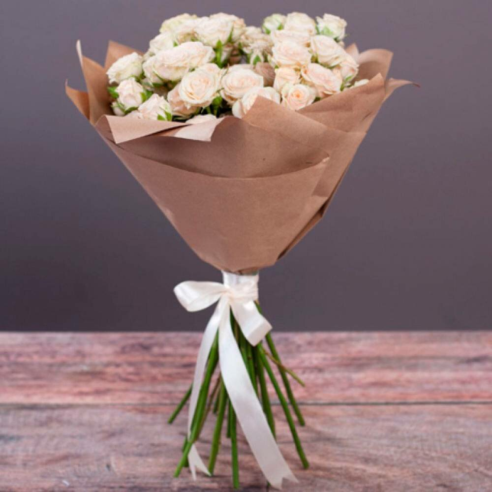 Букет кустовых роз с упаковкой из крафт-бумаги