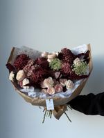 Букет из хризантемы бигуди, кустовых пионовидных роз, гортензии, амми и диантусов