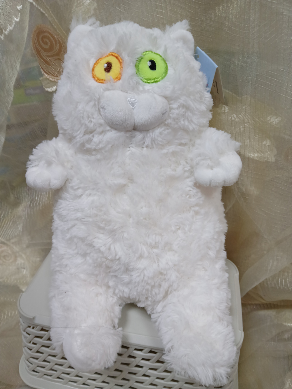 Кот белый с разноцветными глазами, сидит, 25 см