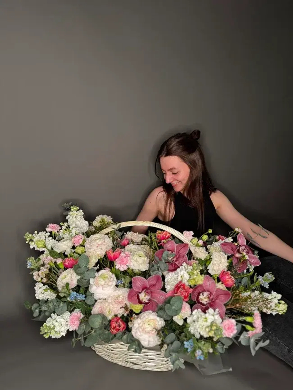 Корзина весенняя с ранункулюсами