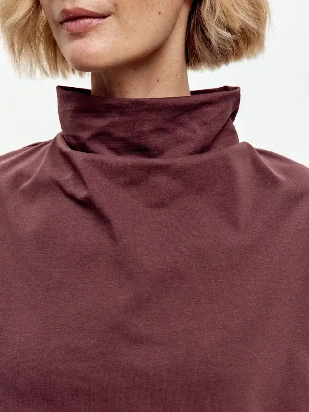 Футболка дизайнерская с цельнокроеным воротником шоколад