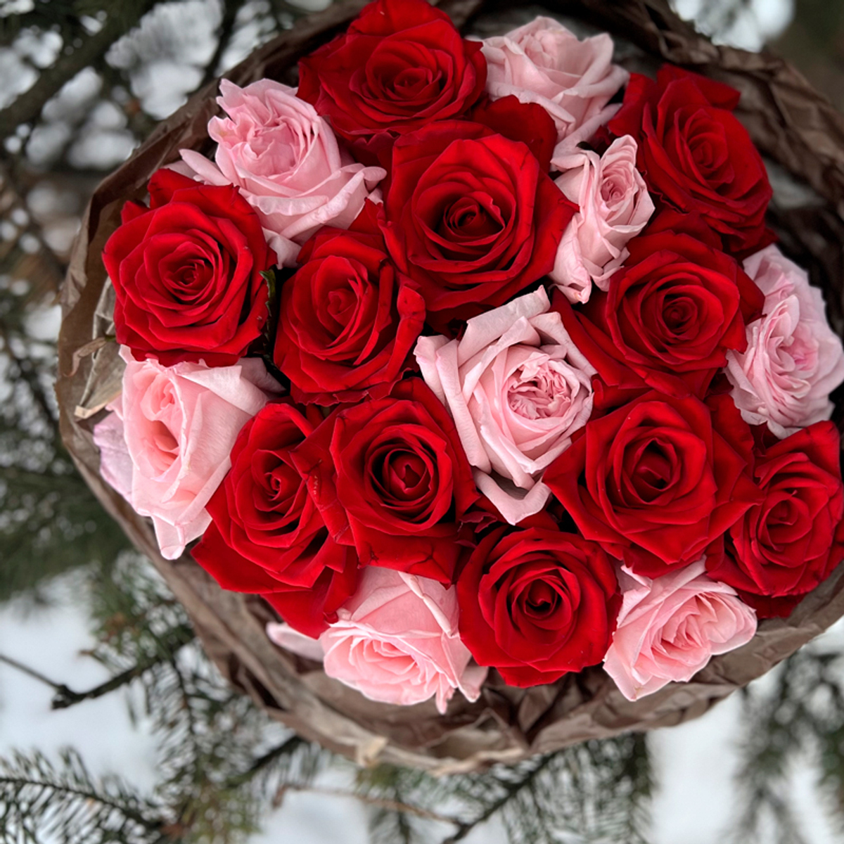 Клубничный микс — букет классических красных и ароматных романтических роз