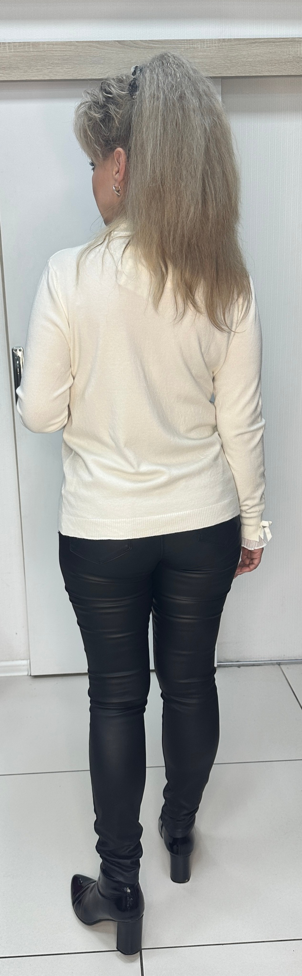 Белый тонкий джемпер с белым кружевом