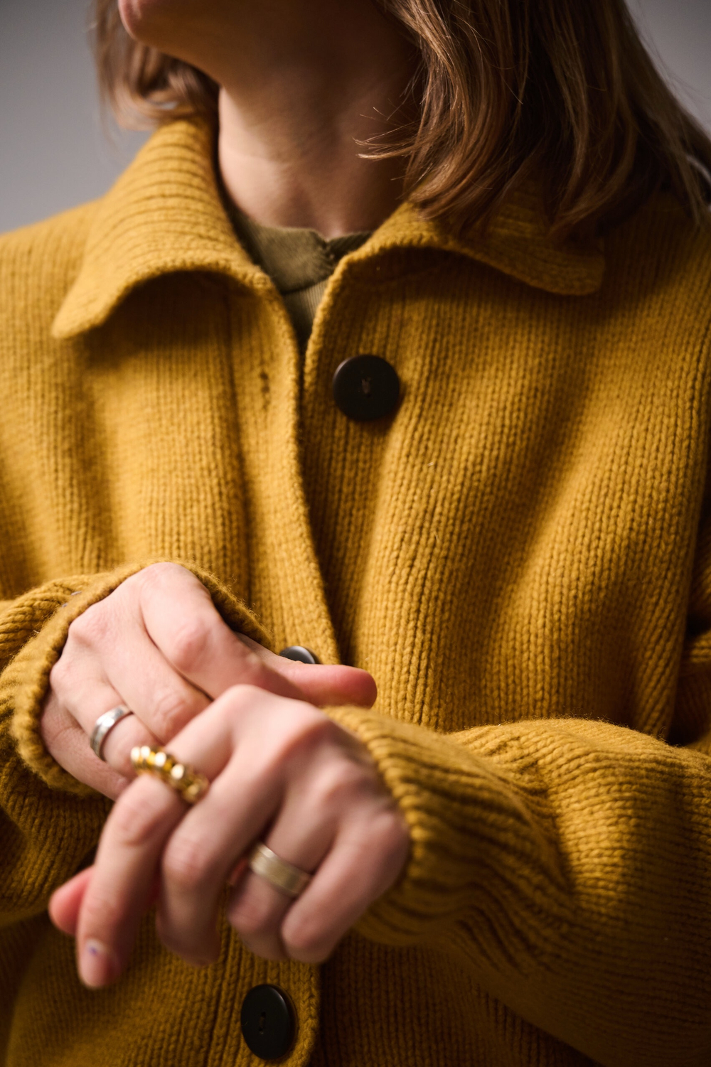 Кардиган с отложным воротником из мериноса горчичного цвета