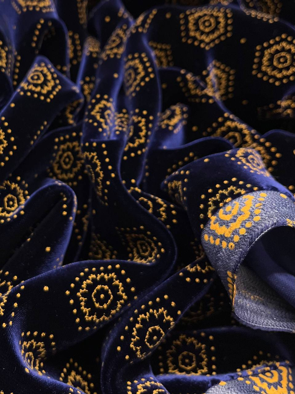 Бархат вискозный темно-синий с желтым орнаментом