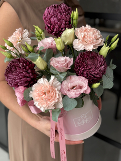 Эффектные хризантемы Бигуди, диантусы и нежная эустома с эвкалиптом в композиции от Флора Маркет